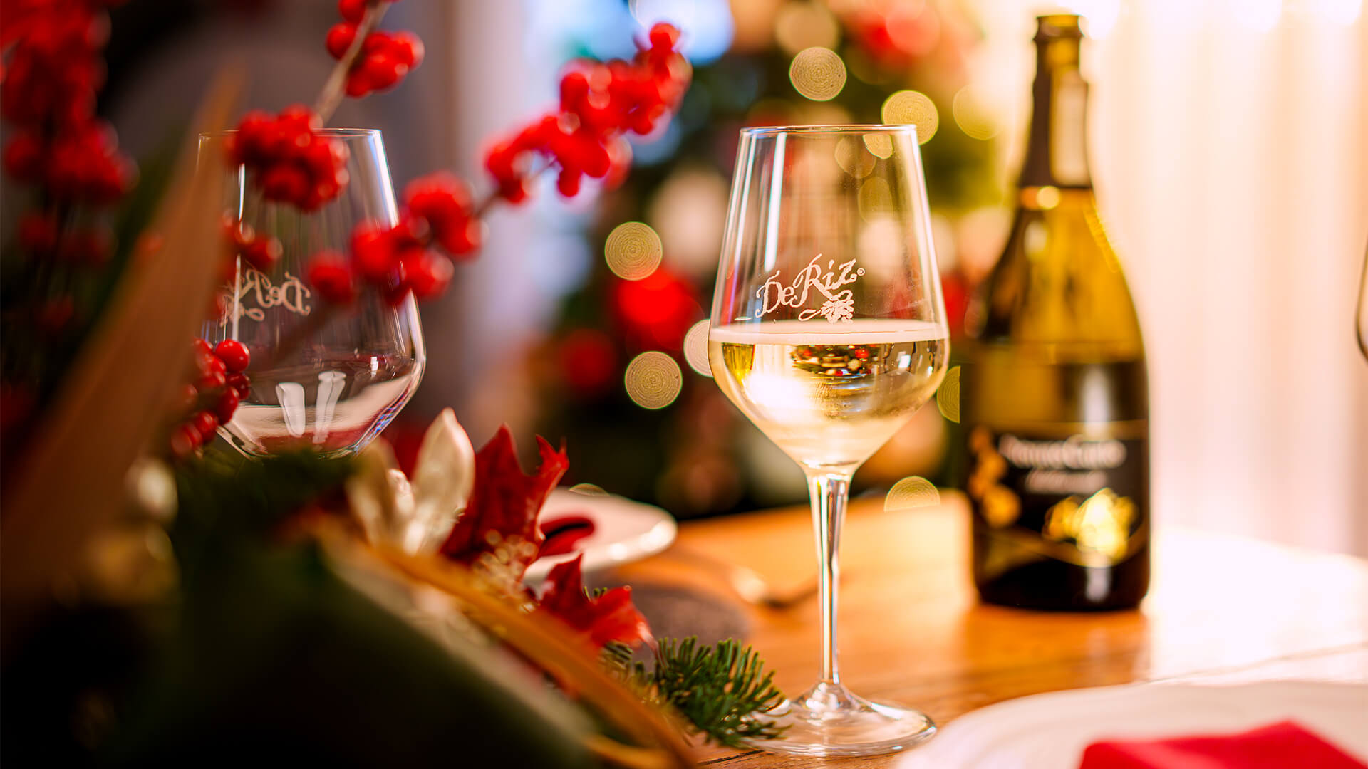 Due calici ed una bottiglia di vino De Riz